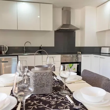 Fantastic Location - Luxury 3 Bed 3 Bath Duplex In 플라야 플라멩카