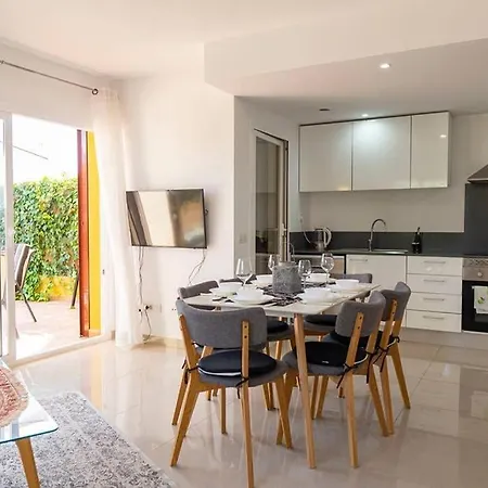 Fantastic Location - Luxury 3 Bed 3 Bath Duplex In דירה