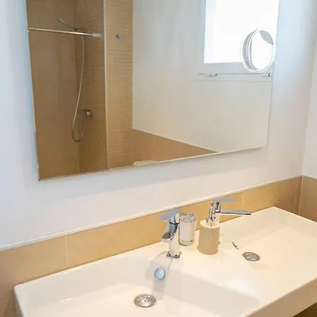 Fantastic Location - Luxury 3 Bed 3 Bath Duplex In דירה *