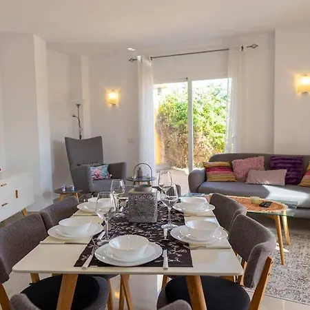 Fantastic Location - Luxury 3 Bed 3 Bath Duplex In דירה