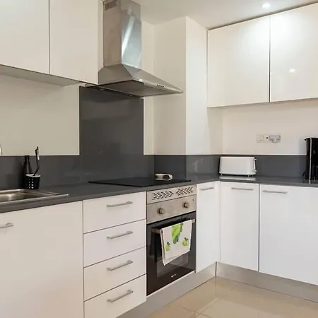 Fantastic Location - Luxury 3 Bed 3 Bath Duplex In דירה *