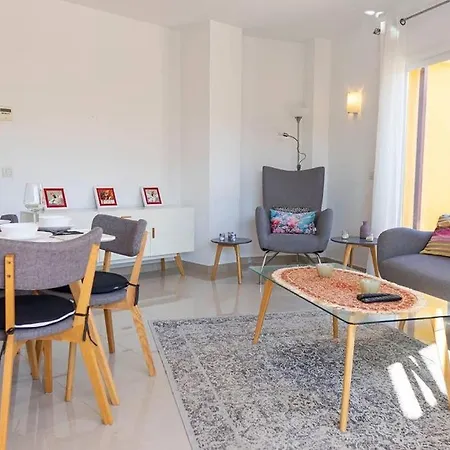 Fantastic Location - Luxury 3 Bed 3 Bath Duplex In Apartament